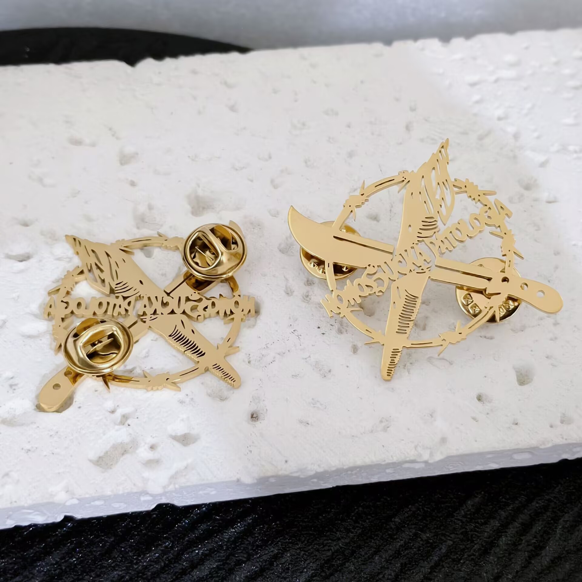 Broche personnalisée en acier  - Tuxedo Lapel Pin avis et prix